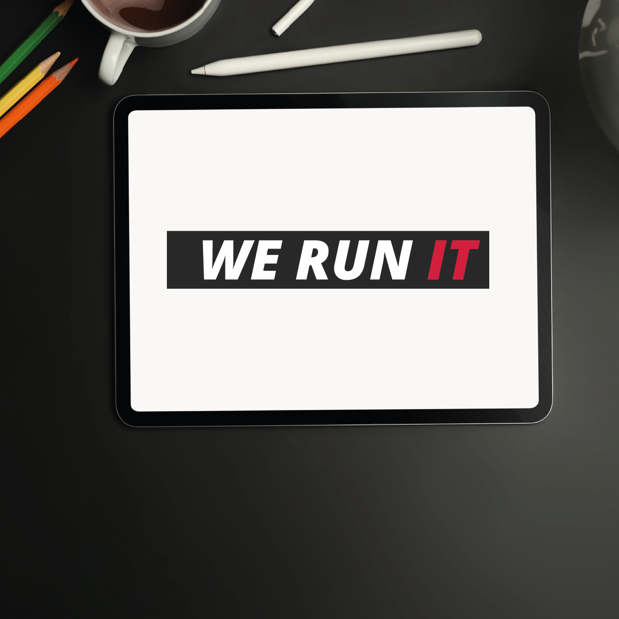 Tablet mit Schriftzug "we run IT".