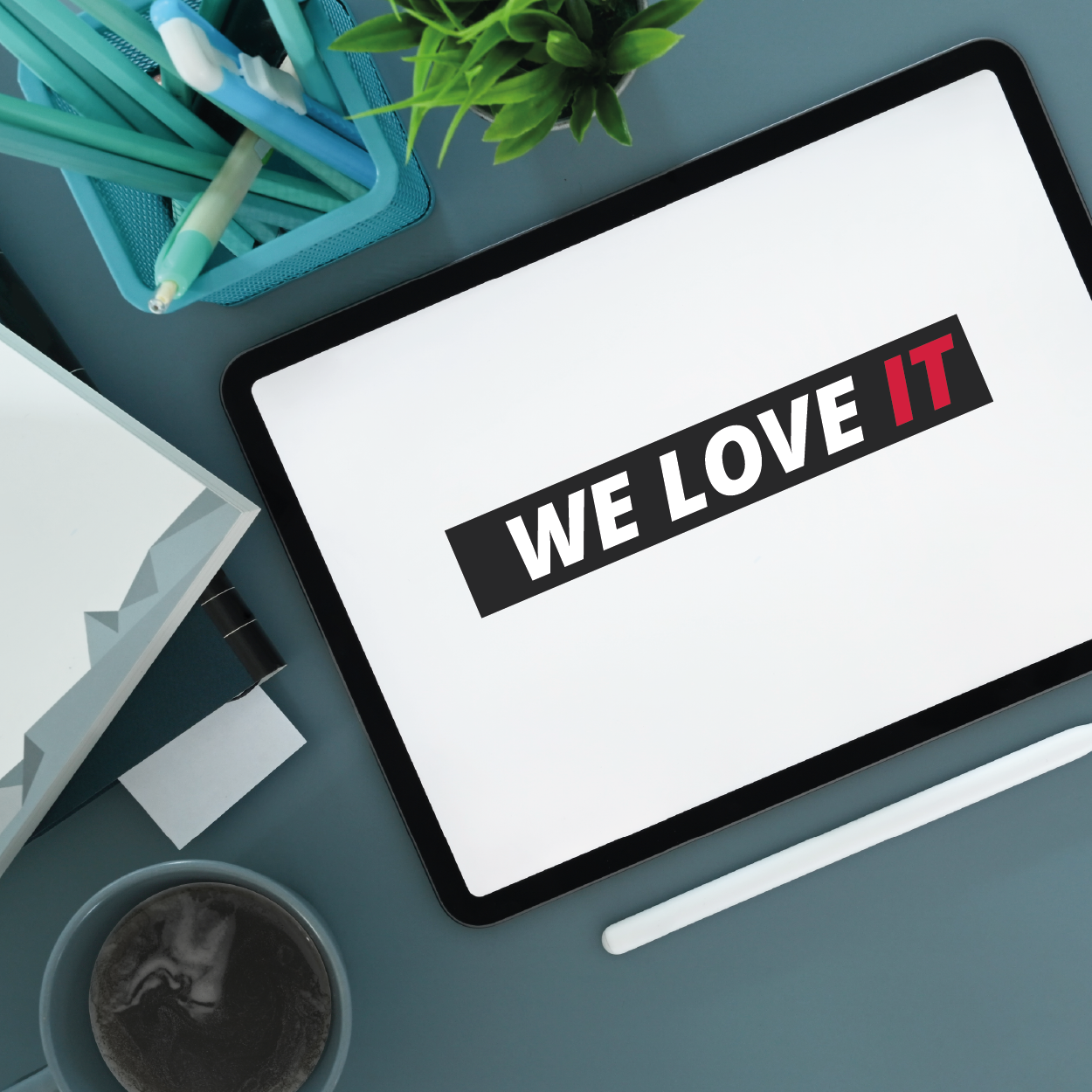 Tablet mit Schriftzug "we love IT".