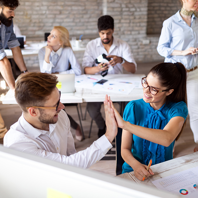 Mitarbeiter sind erfolgreich in einem Workshop.